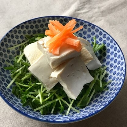 にんじんを生で食べることはあまりありませんでしたがサラダにぴったりでした✲
豆腐のおかげでボリュームあり美味しかったです(*ˊ˘ˋ*)